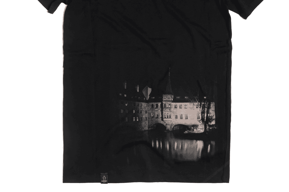 schwarzes-shirt-mit-gegerbtem-druck